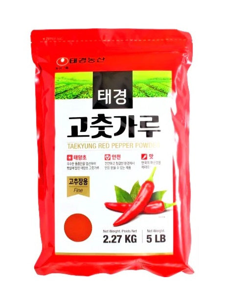 Tugmasiz xalatdagi ayollar suratlari Qora va oq ogiz jinsiy aloqa